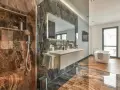 Bagno moderno con doccia, vasca e lavabo sospeso. La rubinetteria Bossini, con il suo design elegante, completa l'arredo di lusso.