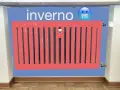 Termosifoni in nicchia o no? L'inverno è arrivato, ma questo radiatore rosso sembra congelato.
