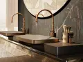 Rubinetti italiani marche di lusso, con design a bambù, su un mobile bagno moderno con lavabi rettangolari.