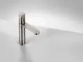 Rubinetto moderno in acciaio spazzolato, un esempio di design Frattini rubinetteria, con linee pulite e geometriche.