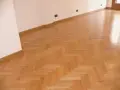 Parquet verniciato ad acqua con finitura lucida, posato a spina di pesce. Ottime opinioni per questo pavimento in legno.