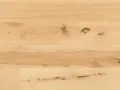Superficie di parquet faggio naturale con venature evidenti e nodi che raccontano la storia del legno.