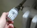 Regolazione della temperatura del termosifone. Le valvole termostatiche controllano il flusso d'acqua per mantenere la temperatura desiderata.
