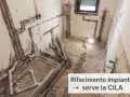 Bagno in ristrutturazione: tubature a vista per la sostituzione. Manutenzione straordinaria in corso, serve la CILA.