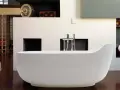 Una vasca da bagno bianca, simile a un globo, domina la scena. L'arredamento moderno include una parete con nicchie e un rubinetto cromato.