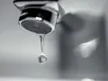 Un rubinetto che gocciola, una goccia d'acqua sospesa nell'aria, un piccolo tesoro che cade.