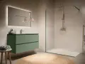 Bagno moderno con mobile sospeso verde acqua, specchio illuminato e doccia walk-in con pannelli in vetro, eleganti soluzioni doccia senza box.