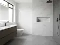 Bagno moderno con doppio lavabo, WC e una spaziosa doccia walking.