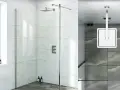 Installazione moderna di una colonna doccia con soffione a pioggia e pannelli in vetro.