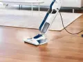 Pulizia parquet con scopa a vapore. Il parquet risplende dopo il passaggio, senza sforzo.
