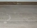 Stucco bianco residuo su piastrelle effetto legno. Ecco come togliere lo stucco dalle piastrelle per un risultato impeccabile.