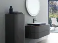 Bagno moderno con lavabo e rubinetteria nera. Scopri come pulire rubinetteria nera per mantenerla splendente.
