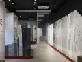 Interno showroom con lastre di marmo e design, esposizione "Side by Side" di Cotto d'Este, rivenditori di eccellenza.