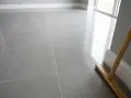 Un pavimento in gres porcellanato lucido, pronto per essere pulito. Scopri come togliere lo stucco dal gres porcellanato per un risultato impeccabile.