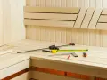 Strumenti da falegname su una panca in legno, pronti per costruire una sauna svedese.