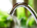 Goccia d'acqua cade dal rubinetto della cucina, segno che la guarnizione rubinetto cucina perde dalla canna.