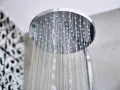 Soffione doccia cromato con getti d'acqua. Un esempio pratico su come pulire soffione doccia per un flusso ottimale.