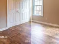 Parquet prima e dopo: un confronto visivo che mostra l'effetto dell'ossidazione sul legno, trasformando il colore e la texture.
