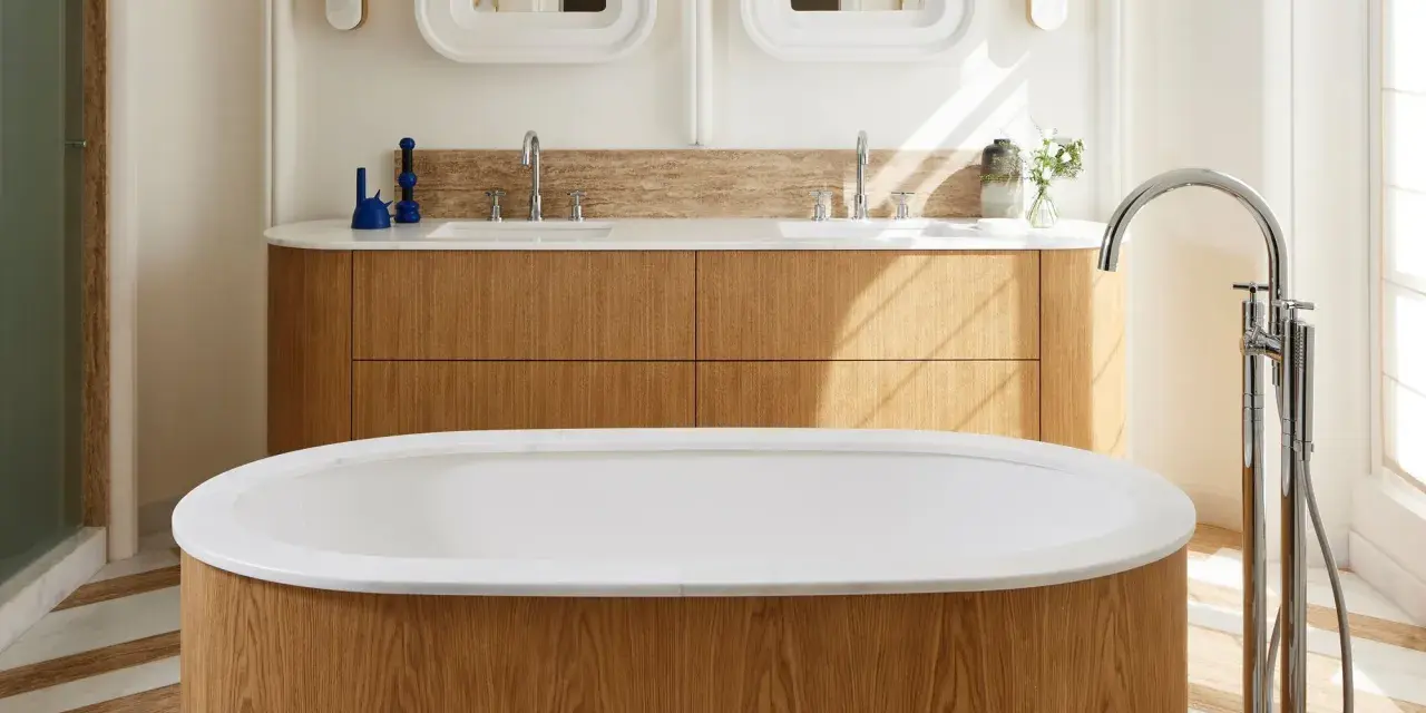 Una vasca da bagno di lusso con finiture in legno e marmo, rubinetteria cromata e un mobile doppio lavabo in legno.