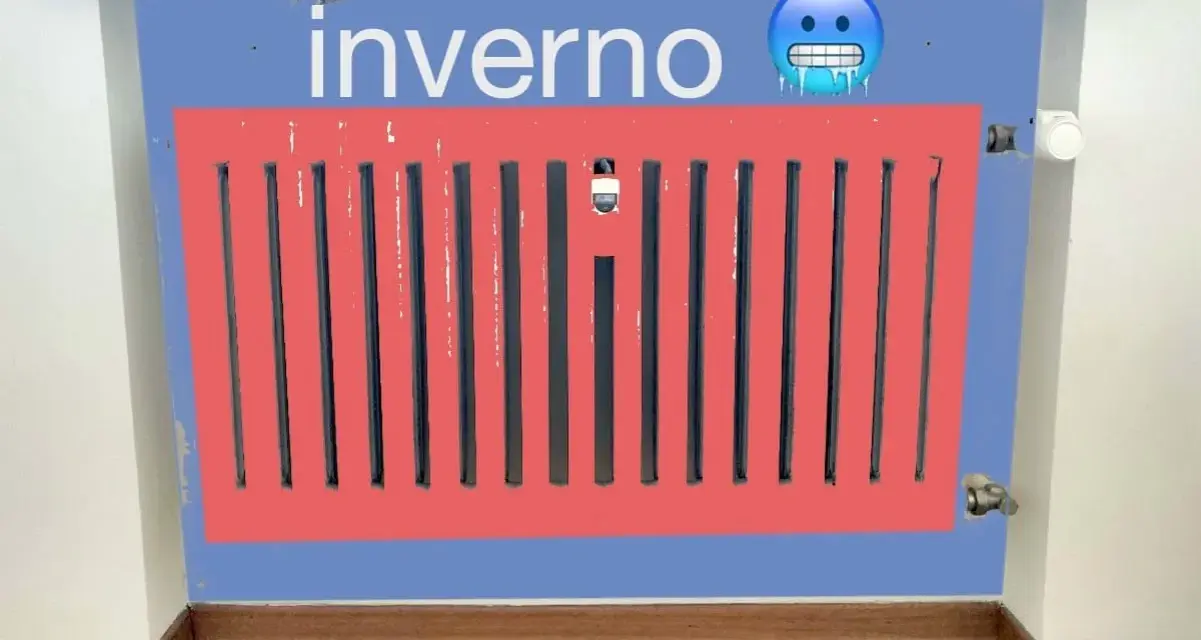 Termosifoni in nicchia o no? L'inverno è arrivato, ma questo radiatore rosso sembra congelato.