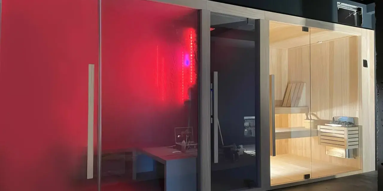 Tre cabine per un'esperienza spa in casa: una rossa con luci LED, una scura e una in legno con sauna tradizionale.
