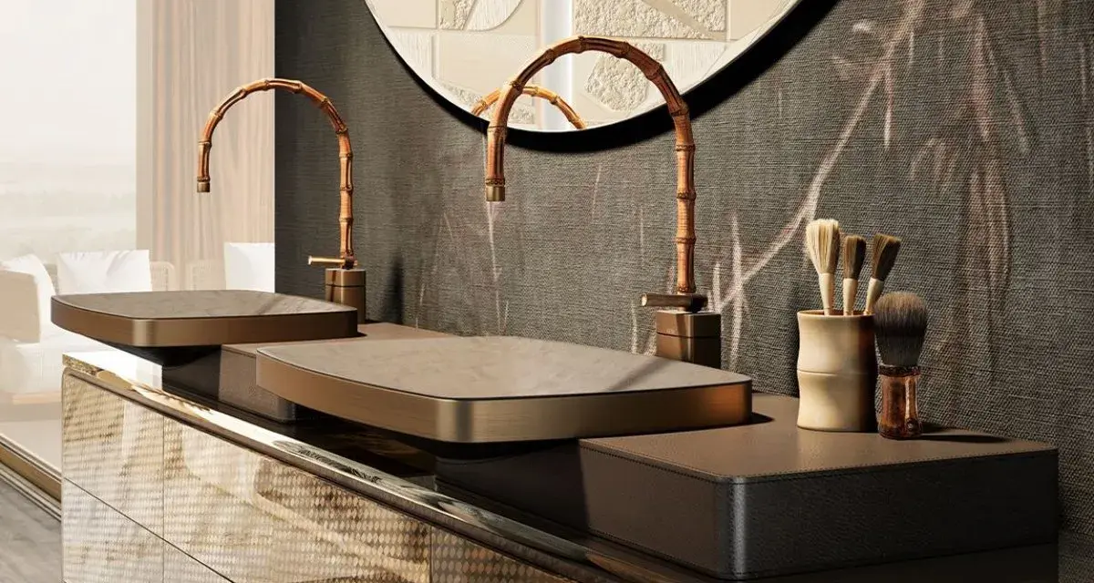 Rubinetti italiani marche di lusso, con design a bambù, su un mobile bagno moderno con lavabi rettangolari.