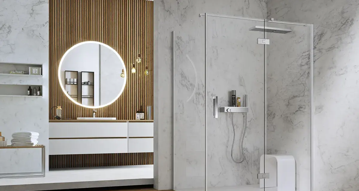 Elegante doccia nel muro con soffione a pioggia e seduta integrata, circondata da marmo.