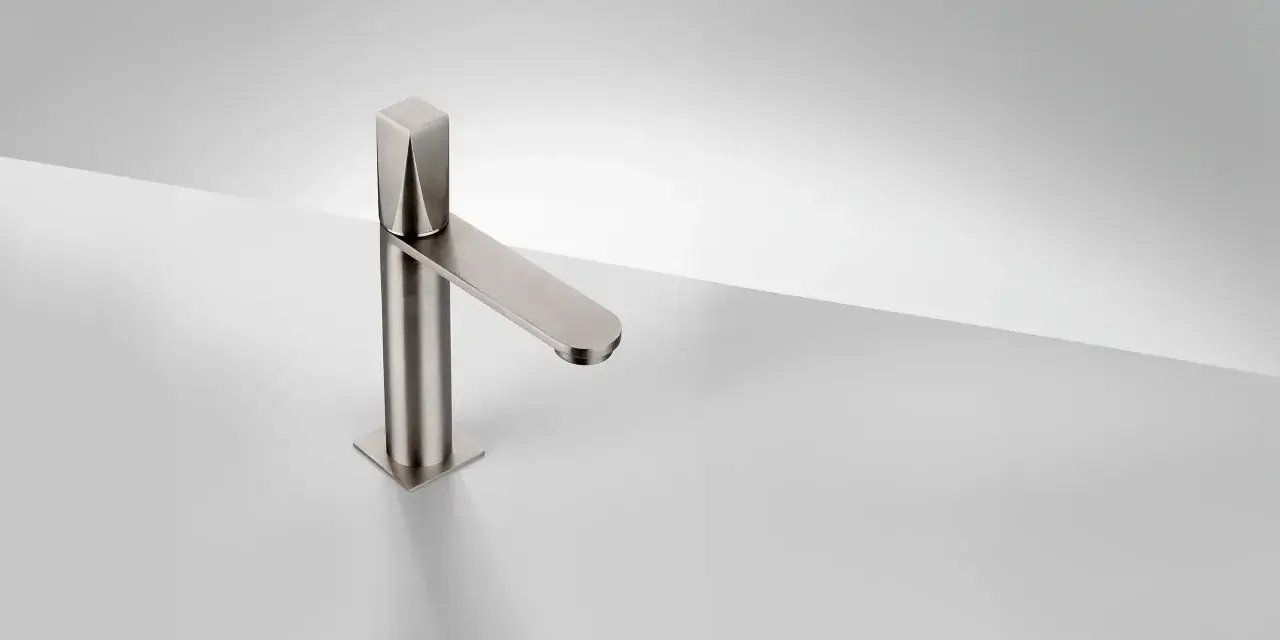 Rubinetto moderno in acciaio spazzolato, un esempio di design Frattini rubinetteria, con linee pulite e geometriche.
