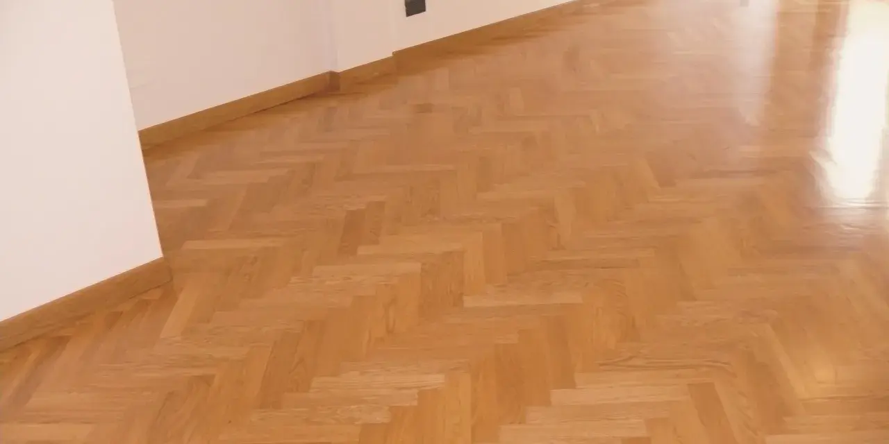 Parquet verniciato ad acqua con finitura lucida, posato a spina di pesce. Ottime opinioni per questo pavimento in legno.