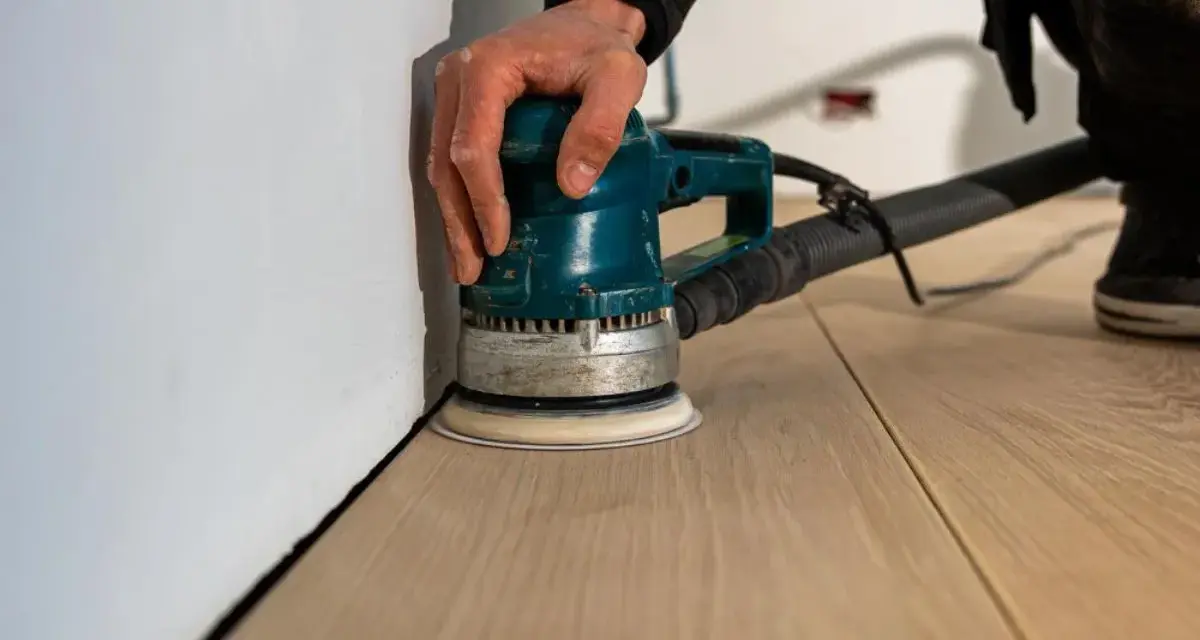 Levigatura del parquet: dopo quanto tempo si può camminare? La levigatrice orbitale lavora sul legno chiaro, pronto per essere calpestato.