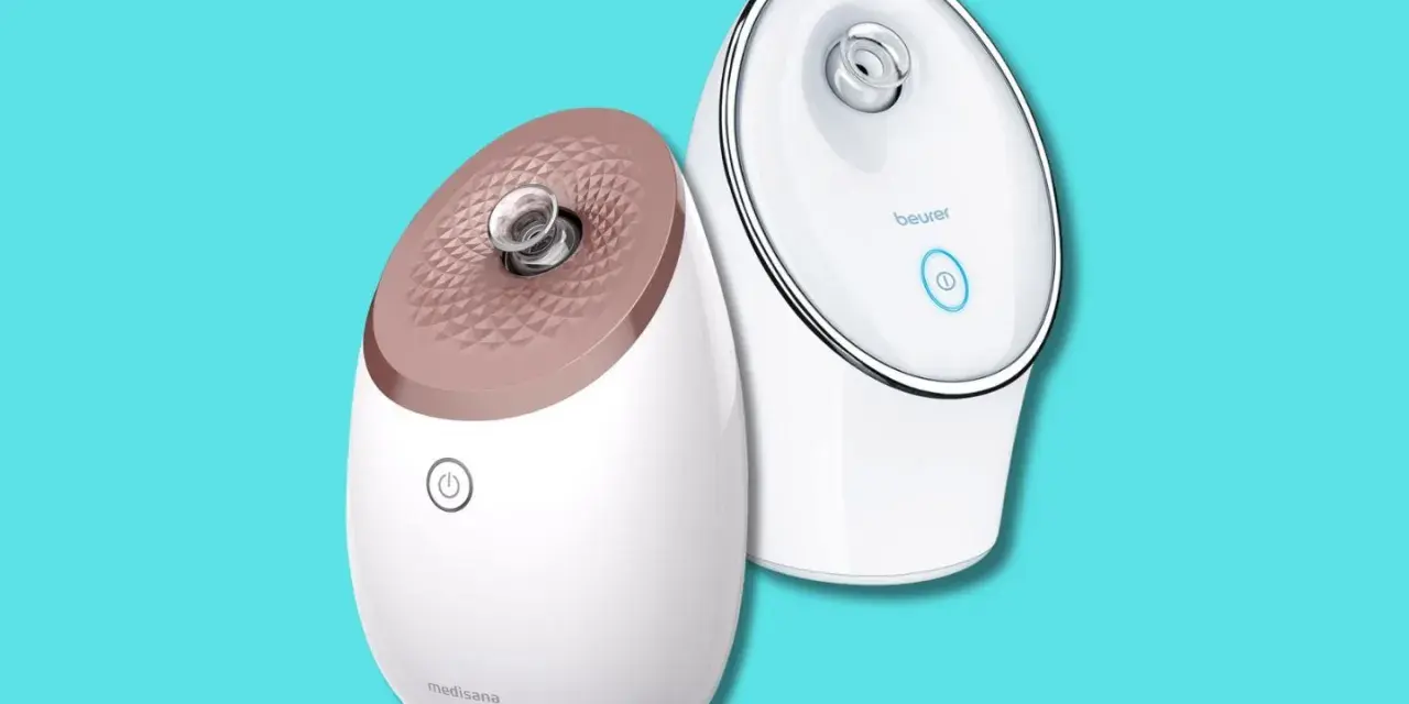 Due vaporizzatori facciali, uno Medisana e uno Beurer, su sfondo azzurro. Utili per la cura della pelle, ma attenzione alle sauna facciale controindicazioni.