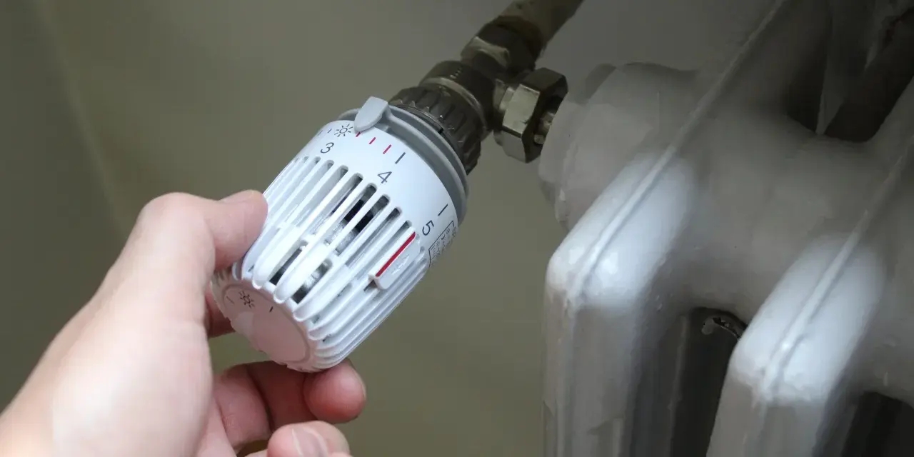 Regolazione della temperatura del termosifone. Le valvole termostatiche controllano il flusso d'acqua per mantenere la temperatura desiderata.