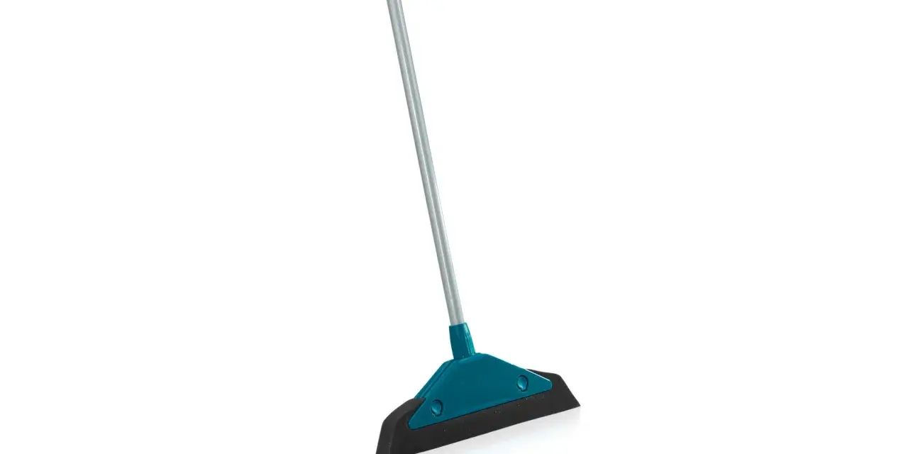 Manico grigio con spazzola angolare turchese, pronta per scopare per terra e rendere tutto splendente.