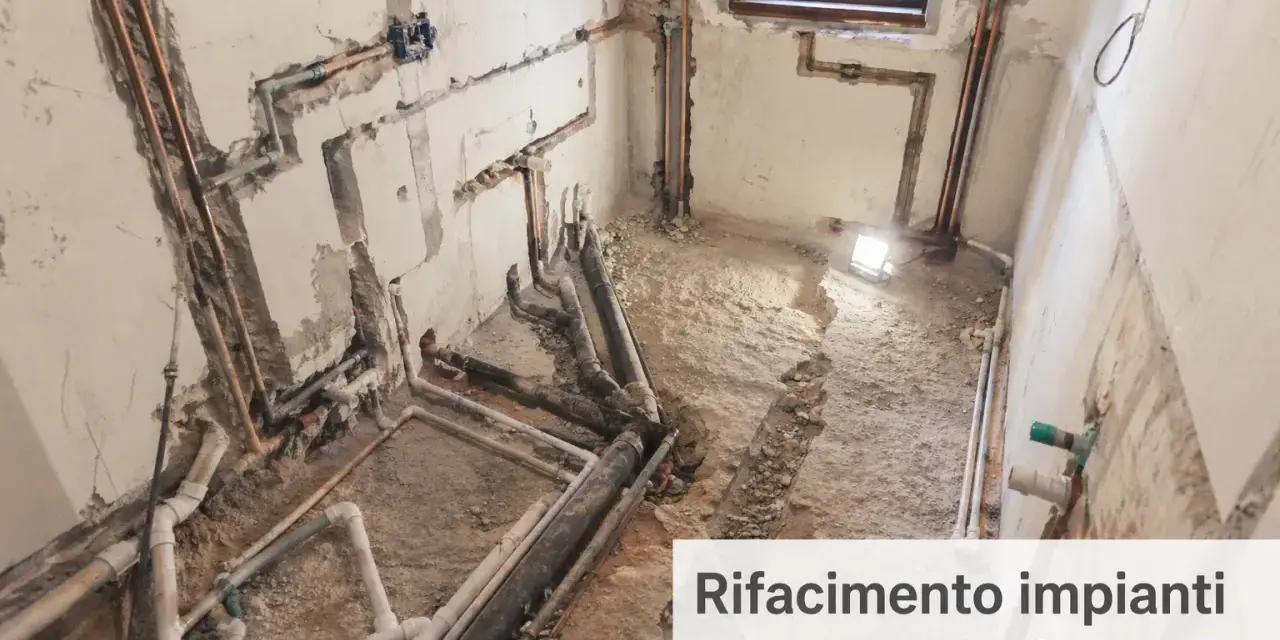 Bagno in ristrutturazione: tubature a vista per la sostituzione. Manutenzione straordinaria in corso, serve la CILA.