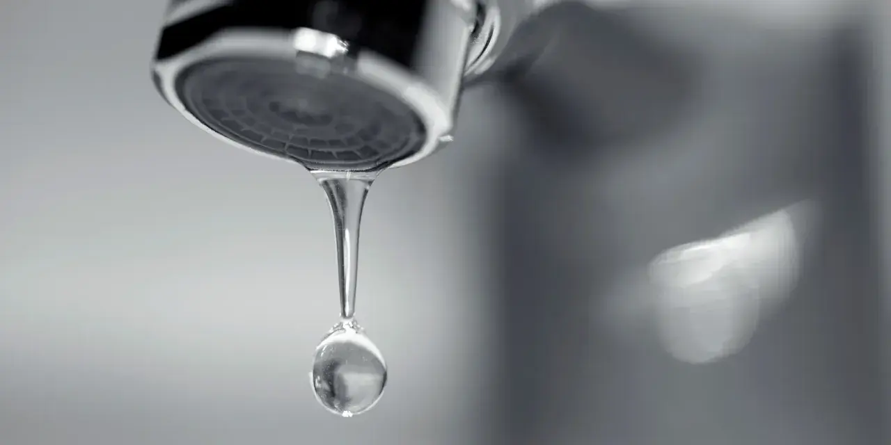 Un rubinetto che gocciola, una goccia d'acqua sospesa nell'aria, un piccolo tesoro che cade.