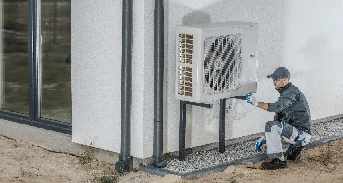 Installazione pompa di calore per 150 mq: tecnico verifica unità esterna. Costo e efficienza energetica.