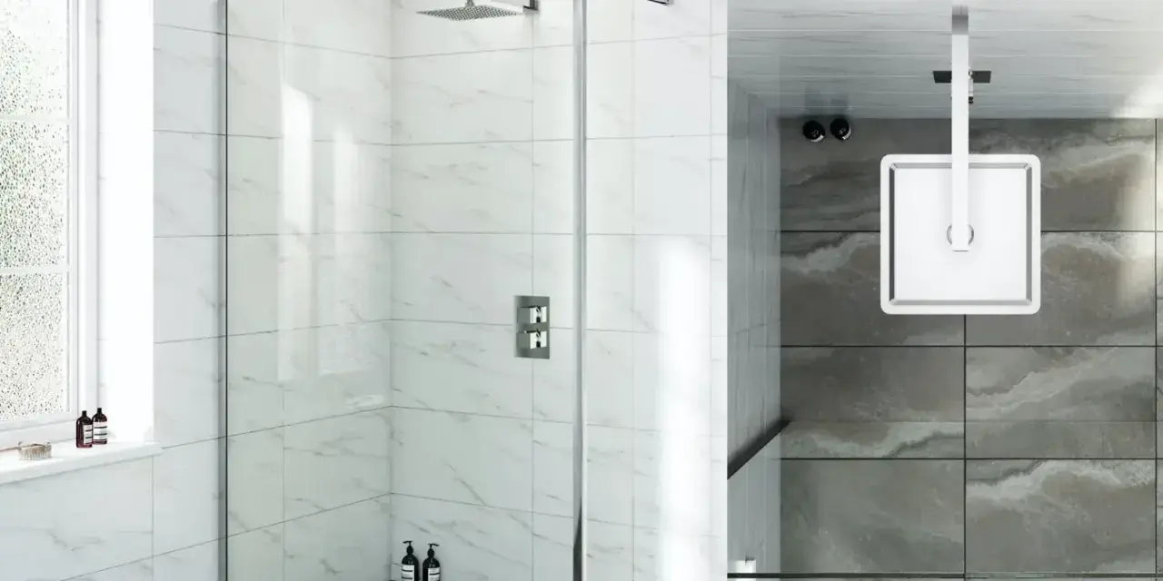 Installazione moderna di una colonna doccia con soffione a pioggia e pannelli in vetro.