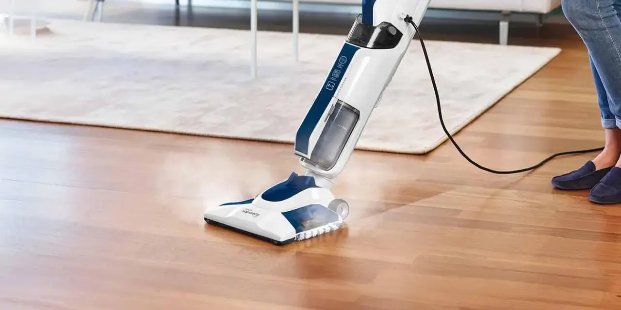 Pulizia parquet con scopa a vapore. Il parquet risplende dopo il passaggio, senza sforzo.