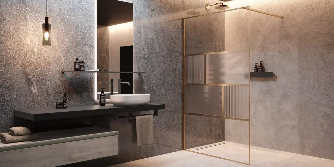 Bagno moderno con lavabo sospeso, specchio illuminato e una doccia o aperta o chiusa con pannelli in vetro rigato e telaio dorato.