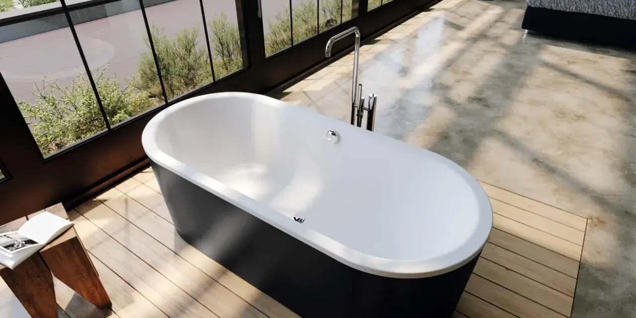 Vasca da bagno freestanding nera con rubinetteria cromata. Le misure della vasca da bagno sono ideali per un bagno moderno con vista sul giardino.