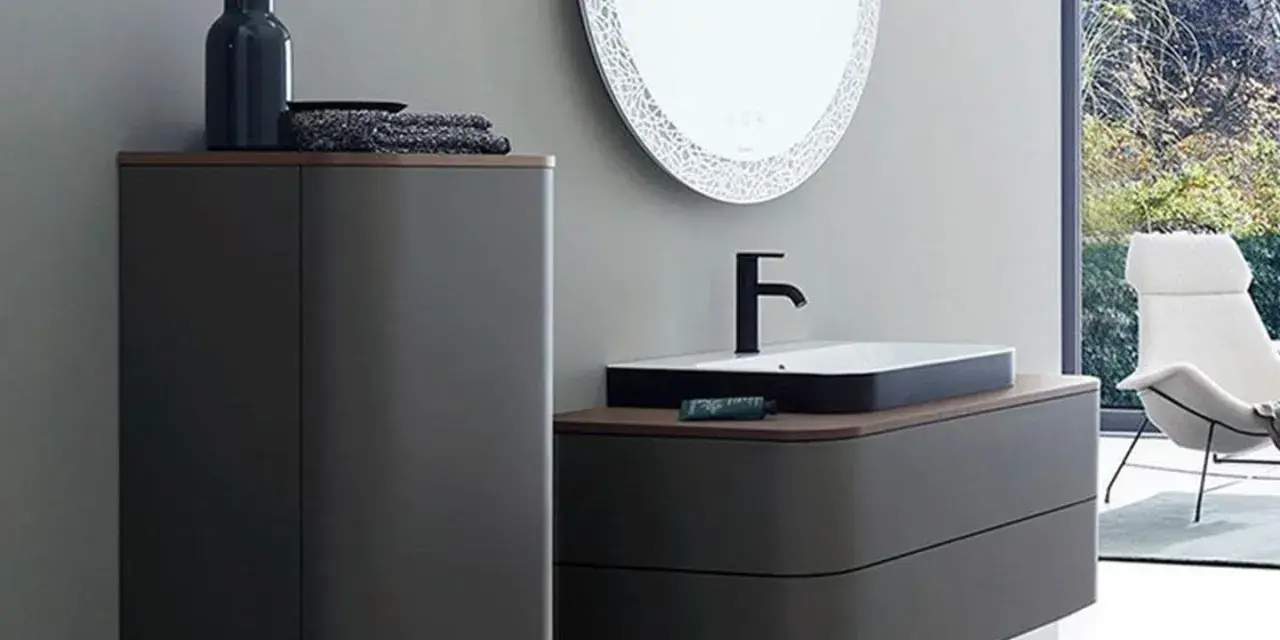 Bagno moderno con lavabo e rubinetteria nera. Scopri come pulire rubinetteria nera per mantenerla splendente.