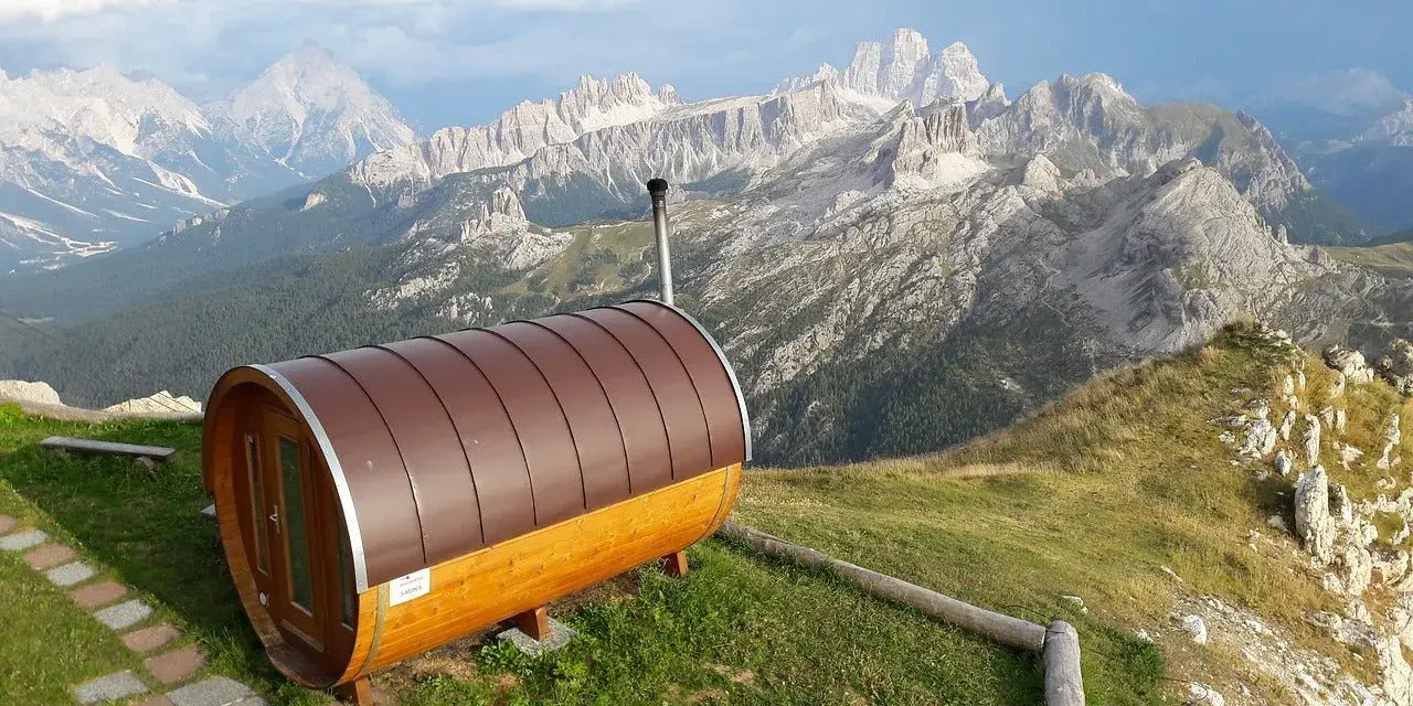 Sauna a botte in montagna, con vista sulle vette. Ideale per un momento di relax, anche in gravidanza.