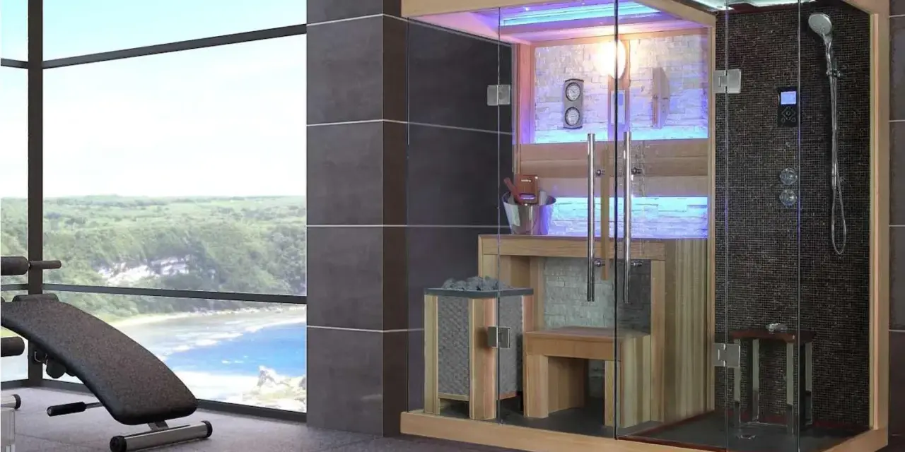 Moderna doccia svedese con sauna e zona doccia, con vista panoramica su un paesaggio verdeggiante e sul mare.