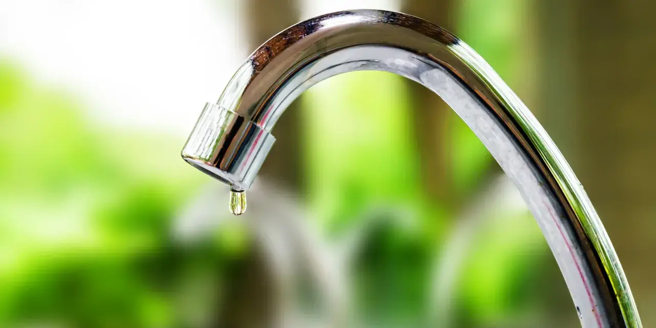 Goccia d'acqua cade dal rubinetto della cucina, segno che la guarnizione rubinetto cucina perde dalla canna.