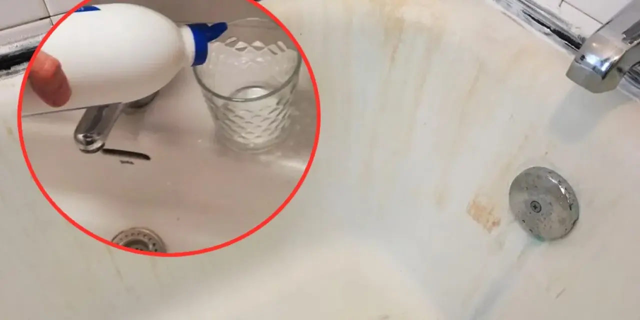 Un bicchiere viene riempito con un liquido da una bottiglia bianca, un passo per imparare come pulire la vasca da bagno macchiata.