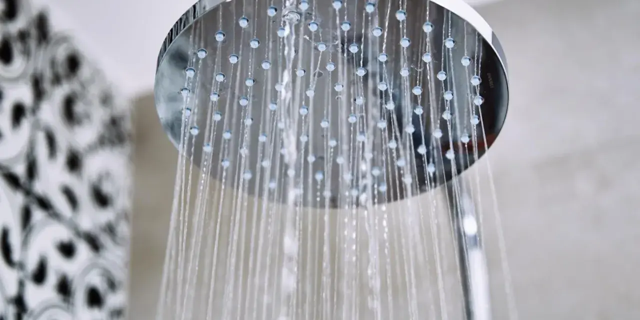 Soffione doccia cromato con getti d'acqua. Un esempio pratico su come pulire soffione doccia per un flusso ottimale.