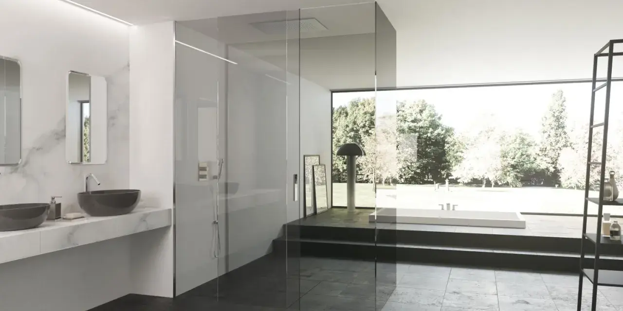 Bagno moderno con doccia a filo pavimento e vasca panoramica. Per un'esperienza rilassante, scopri come usare i sali da bagno nella doccia.