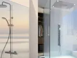 Doccia a soffitto: lusso e praticità. Confronto soffione doccia a soffitto pro e contro per un bagno moderno.