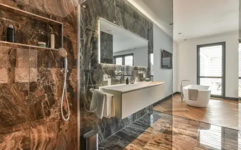Bagno moderno con doccia, vasca e lavabo sospeso. La rubinetteria Bossini, con il suo design elegante, completa l'arredo di lusso.