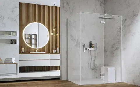 Elegante doccia nel muro con soffione a pioggia e seduta integrata, circondata da marmo.